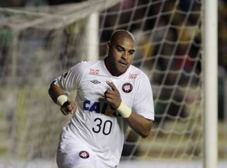 Adriano teve passagem infrutífera pelo Atlético-PR. (Foto: Reuters)