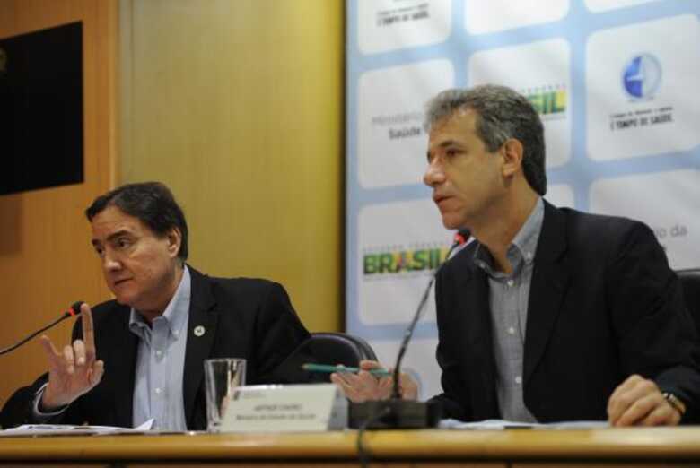 O secretário de Vigilância em Saúde, Jarbas Barbosa, e o ministro da Saúde, Arthur Chioro, anunciam a regulamentação da Lei Antifumo. (Foto: Elza Fiuza/Agência Brasil)