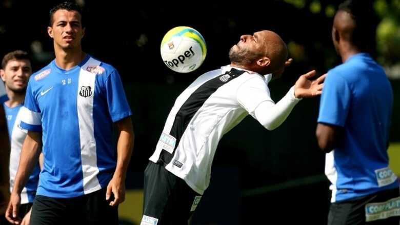 Edinho, que atualmente é treinador de goleiros do Santos, durante atividade no CT Rei Pelé. (Foto: Gazeta Press)