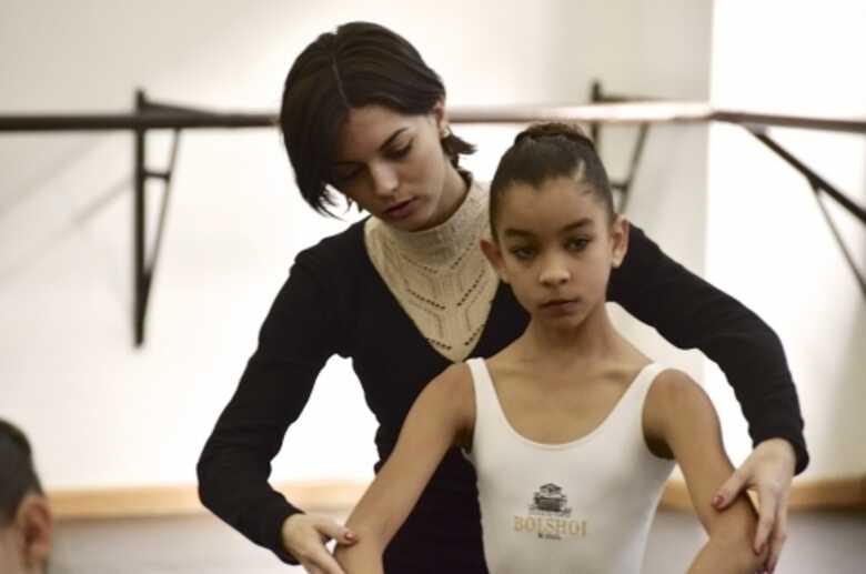 A professora Ariate Costa passou mais da metade de seus 24 anos de vida no Bolshoi, onde hoje dá aulas para as crianças dos primeiros anos. (Foto: Eduardo Boechat/divulgação/ND)