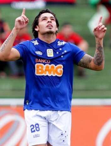 Atacante Ricardo Goulart abre o placar para a Raposa. (Foto: C&eacute;lio Messias/Ag&ecirc;ncia Estado)