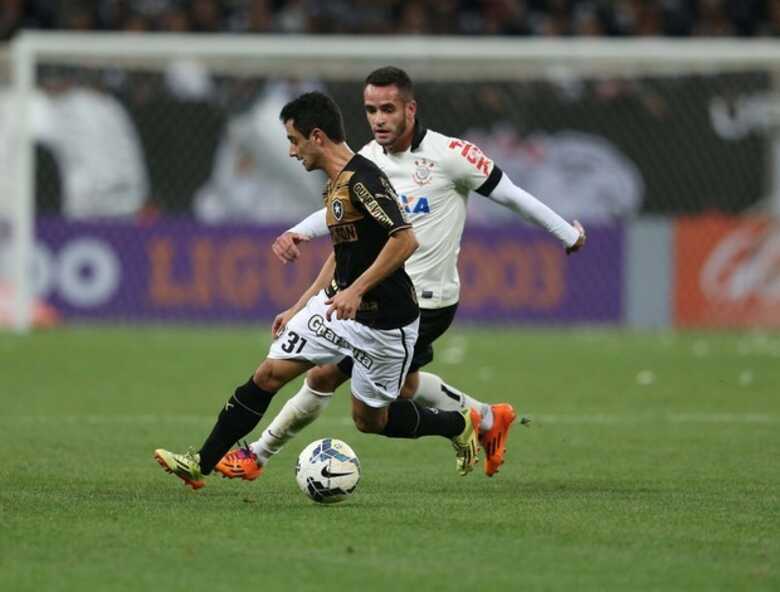 Daniel e Renato Augusto disputam a bola no segundo tempo da partida. (Foto: Marcos Ribolli)