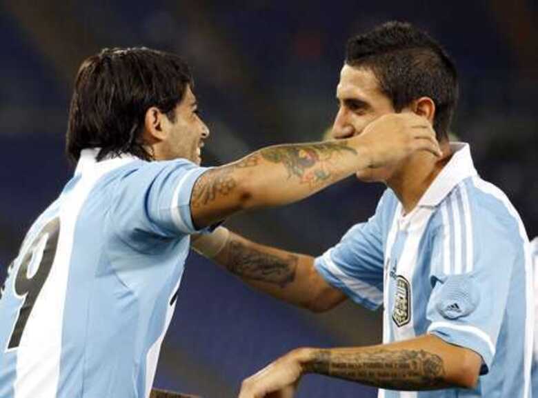 Banega (&agrave; esquerda) cumprimenta Di Mar&iacute;a: surpresa entre exclu&iacute;dos por Sabella. (Foto: Reuters)