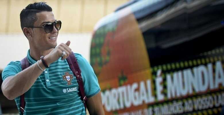Cristiano Ronaldo acena para torcedores no embarque de Portugal em Lisboa. (Foto: Patricia de Melo Moreira/AFP Photo)