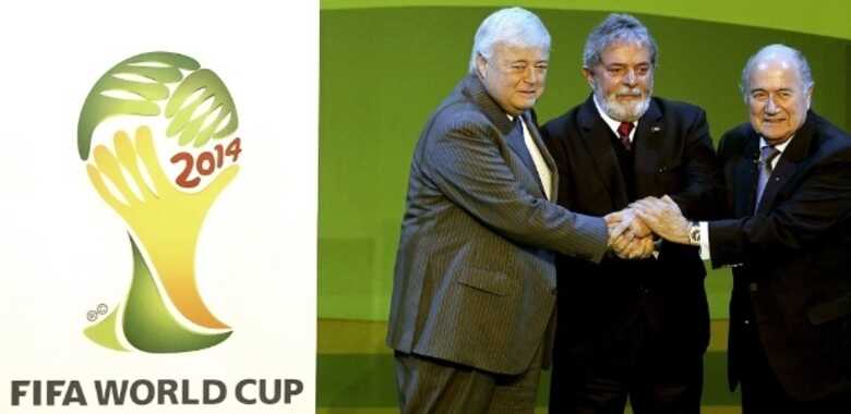 Ricardo Teixeira, Lula e Joseph Blatter em imagem de 2010; união para fazer a Copa do dinheiro público. (Foto: EFE/Antonio Lacerda)