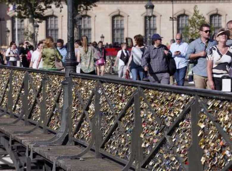 A 'Pont des Arts' é conhecida pelos 'cadeados de amor' que os casais deixam presos ao longo de suas grades como símbolo de sua união. (Foto: AFP)