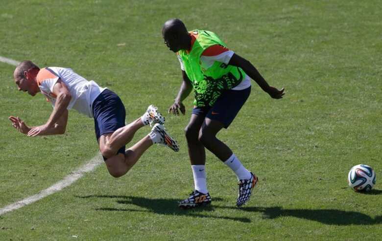 Bruno Martins Indi derruba Robben durante treinamento da Gávea. (Foto: Reuters)