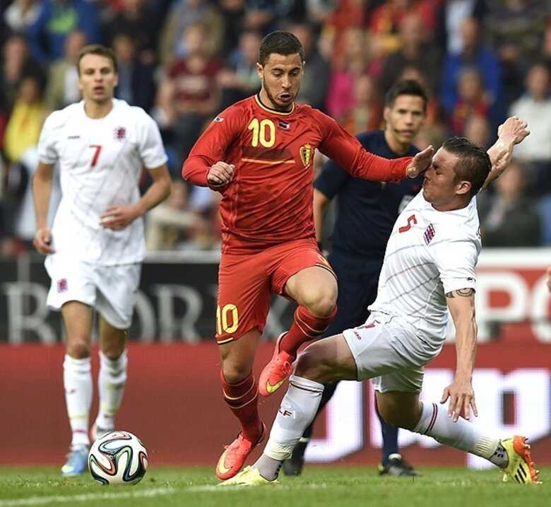 O meia Eden Hazard (centro) disputa bola na partida contra Luxemburgo. (Foto: John Thys/AFP)