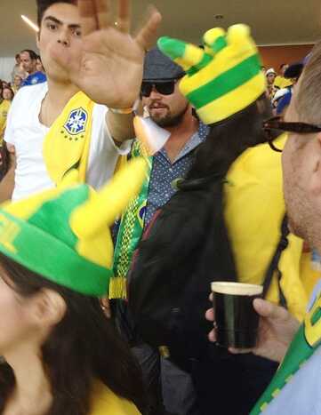 Leonardo DiCaprio assiste ao jogo do Brasil contra a Croácia no Itaquerão. (Foto: Joelmir Tavares/Folhapress)