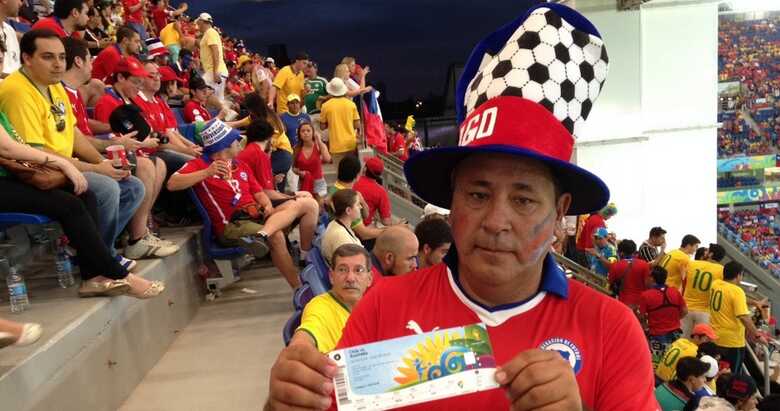 Família chilena gastou US$ 175 no ingresso do jogo em Cuiabá e quando chegou ao interior do estádio, descobriu que a cadeira era apenas um espaço vazio. (Foto: Guilherme Costa/Uol)