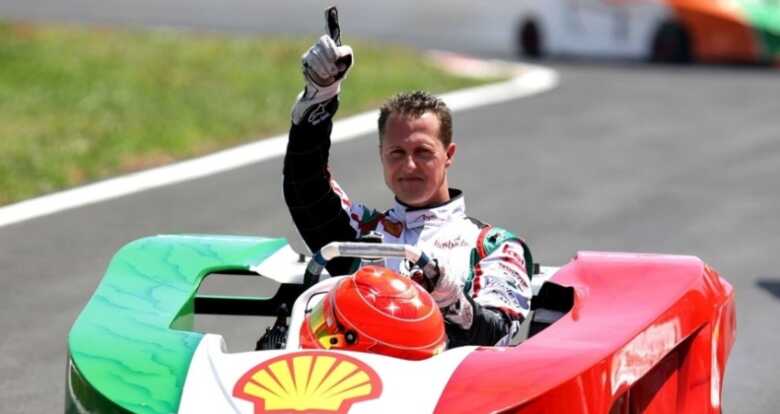 Michael Schumacher comemora ao vencer o Desafio Internacional das Estrelas de Kart, em Florianópolis, em 2009. (Foto: AP Photo/Nabor Goulart)