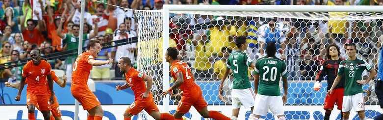 Sneijder celebra gol de empate contra o M&eacute;xico. (Foto: Marcelo del Pozo/Reuters)