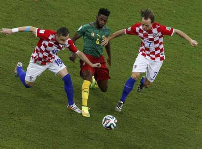 Song disputa bola com Rakitic e Olic em partida entre Croácia e Camarões, válida pelo Grupo A. (Foto: Reuters)