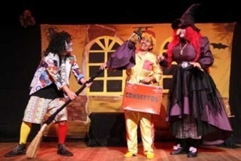 Espet&aacute;culo 'A Vassoura da Bruxa', do grupo teatral Unic&oacute;rnio, foi contemplada pelo Fomteatro ano passado. (Foto: divulga&ccedil;&atilde;o)