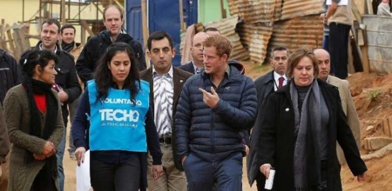 No Chile, Príncipe Harry visita a vila de El Vergel, onde moram família que perderam suas casas em um incêndio. (Foto: Eliseo Fernandez/Pool/AP Photo)