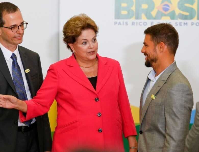 A presidenta Dilma cumprimenta o ator Cau&atilde; Reymond durante cerim&ocirc;nia de lan&ccedil;amento do programa Brasil de Todas as Telas. (Foto: Pedro Ladeira/Folhapress)