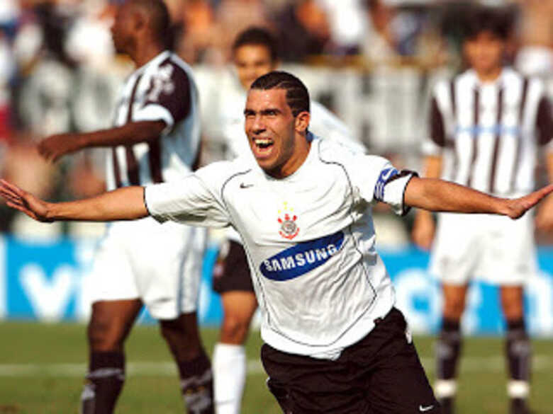 Naquele confronto, válido pelo Campeonato Brasileiro, o atacante argentino Carlos Tevez marcou três gols. (Foto: reprodução)
