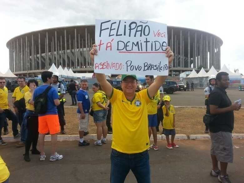 Torcedor leva cartaz exigindo sa&iacute;da de Felip&atilde;o do comando da sele&ccedil;&atilde;o brasileira. (Foto: Gustavo Franceschini/Uol)