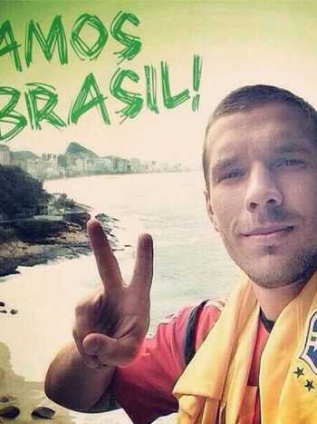 Podolski postou foto em seu perfil no Instagram com a camisa do Brasil no pescoço. (Foto: @poldi_official/Instagram/reprodução)