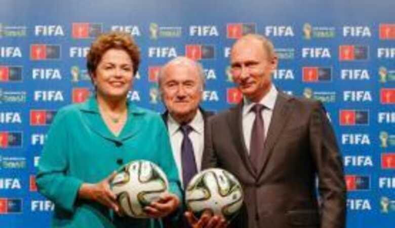 Presidenta Dilma Rousseff em entrega simbólica da Copa do Mundo do Brasil para a Rússia. (Foto: Roberto Stuckert/Presidência da República)