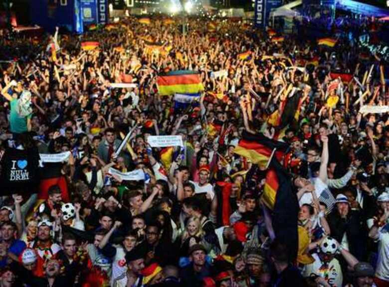 As ruas de Berlim foram tomadas por uma gigantesca festa no in&iacute;cio desta segunda-feira (hor&aacute;rio local). (Foto: John Macdougall/AFP)