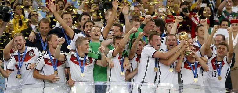 Seleção da Alemanha recebe a taça da Copa do Mundo e comemora o tetracampeonato no Maracanã. (Foto: Ricardo Matsukawa/Terra)