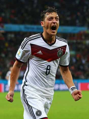 Meia Mesut Özil anunciou doação para instituições de caridade do Brasil. (Foto: Clive Rose/Getty Images)