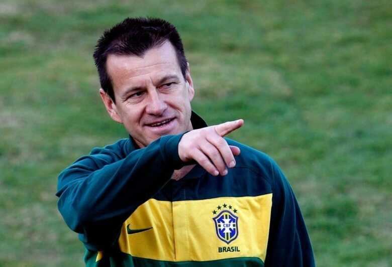 Dunga esteve &agrave; frente da sele&ccedil;&atilde;o brasileira durante a Copa de 2010 (Foto: Ag&ecirc;ncia AP)