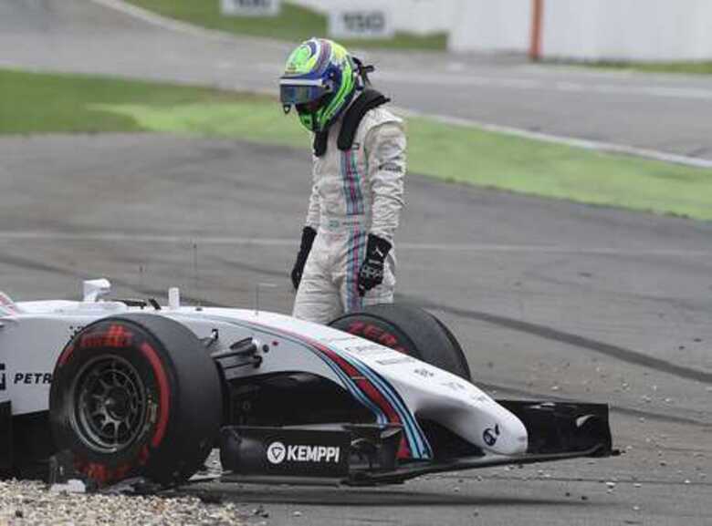 Felipe Massa precisou abandonar o GP da Alemanha na primeira volta após acidente. (Foto: Patrick Stollarz/AFP)