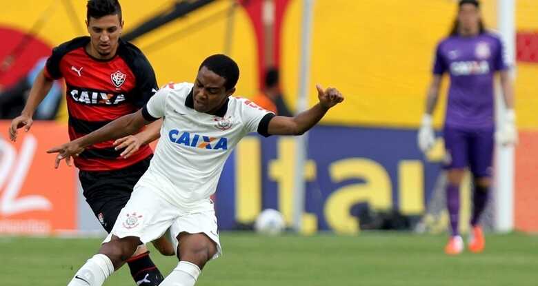Os goleiros de Corinthians e Vitória praticamente só assistiram ao jogo nesse domingo, no Barradão. (Foto: Getty Images)