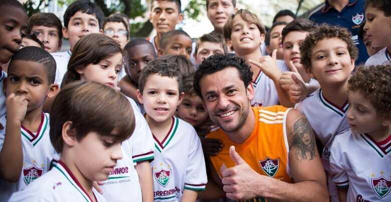 Fred recebe carinho de torcedores mirins do Fluminense após treinamento nas Laranjeiras. (Foto: Nelson Perez/Fluminense FC)
