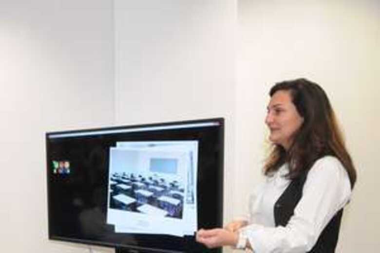 Diretora de Inova&ccedil;&atilde;o da Est&aacute;cio, Lind&aacute;lia Reis mostra a tela conectada desenvolvida pela universidade para a 'sala de aula do futuro'. (Foto: Ana Andrade/Est&aacute;cio de S&aacute;/divulga&ccedil;&atilde;o)