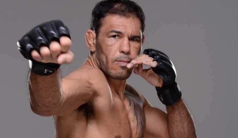 Rogério Minotouro posa aos 38 anos, antes de enfrentar Anthony Johnson no UFC on FOX 12, na Califórnia (EUA). (Foto: Getty Images)