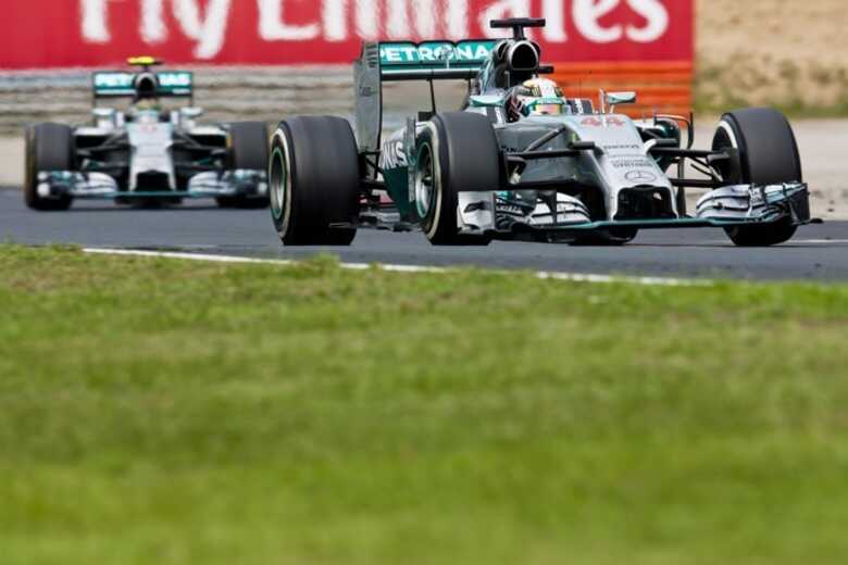 Lewis Hamilton segura Nico Rosberg no GP da Hungria de F&oacute;rmula 1. (Foto: Getty Images)