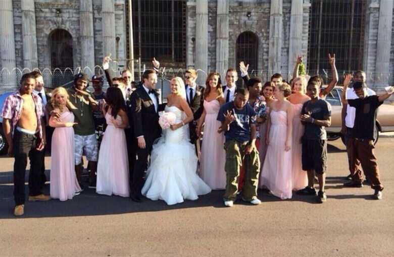 Grupo de estranhos apareceu ap&oacute;s receber mensagem de texto por engano e posou para foto com noivos e convidados. (Foto: reprodu&ccedil;&atilde;o/Twitter/DCochran)