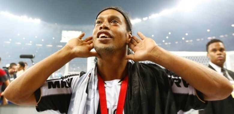 Título da Libertadores foi o ápice da relação de Ronaldinho com a torcida. (Foto: Marcus Desimoni/Uol)