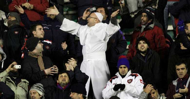 Torcedor do San Lorenzo se veste de Papa Francisco para apoiar o time contra o Bolívar, pela Libertadores. (Foto: Reuters/Gaston Brito)