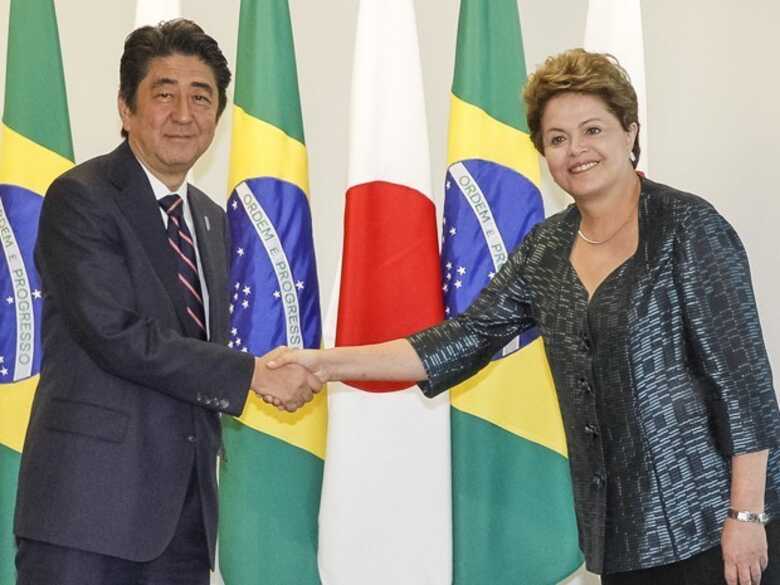 Dilma e o primeiro-ministro japonês, Shinzo Abe, tiveram reunião no Palácio do Planalto. (Foto: Roberto Stuckert Filho/PR)