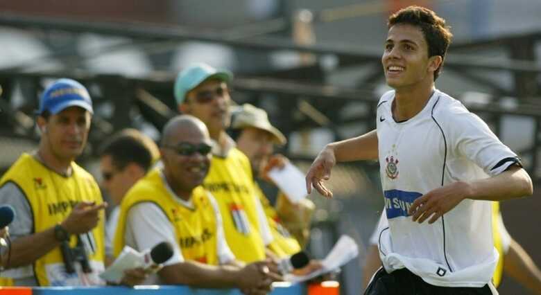 Nilmar, atacante do Corinthians, comemora um de seus gols na goleada por 7 a 1 da sua equipe contra o Santos, pelo Brasileiro de 2005. (Foto: Fernando Donasci/Folhapress)