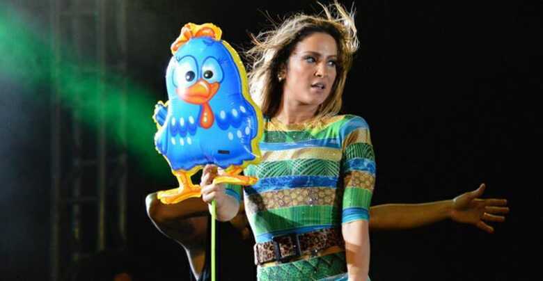 Claudia Leitte brinca com galinha Pintadinha em show. (Foto: Felipe souto Maior/Agnews)