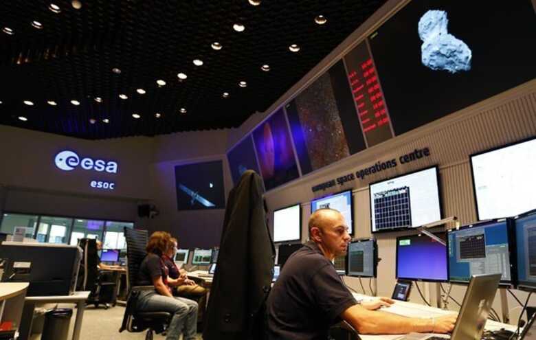 Cientistas acompanham a chegada da sonda Rosetta ao encontro do cometa 67P/Churyumov-Gerasimenko nesta quarta-feira (06) na Agência Espacial Europeia (ESA). (Foto: Kai Pfaffenbach/Reuters)