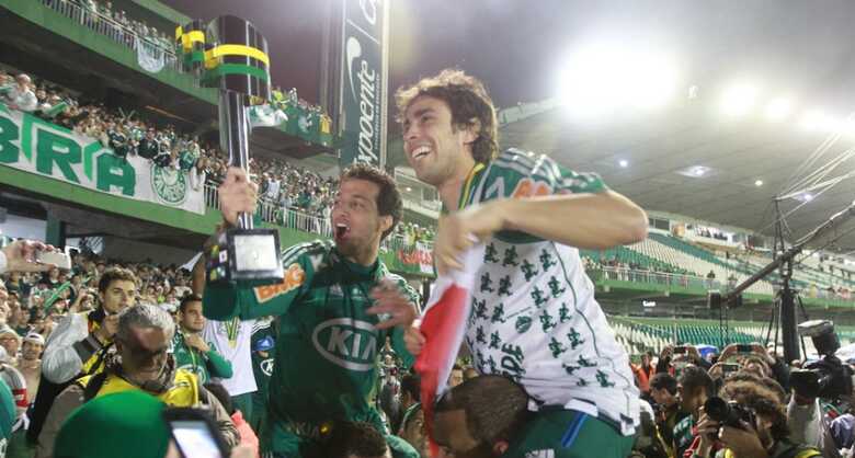 Valdivia comemora a conquista da Copa do Brasil pelo Palmeiras. (Foto: Rivaldo Gomes/Folhapress)