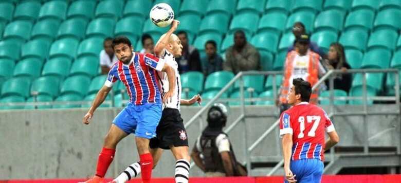 Maxi Biancucchi e Fábio Santos, em disputa pelo alto. (Foto: Felipe Oliveira/Vipcomm)