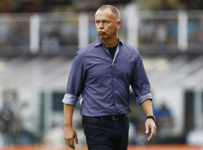 Mano Menezes observa desempenho do Corinthians na Vila Belmiro. (Foto: Ricardo Saibun/Gazeta Press)