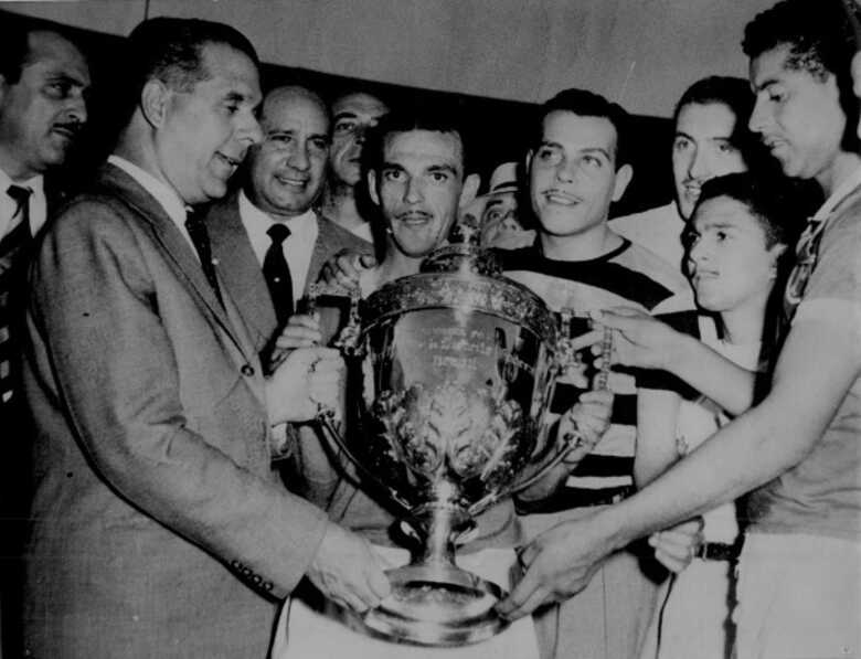 Então prefeito do Rio de Janeiro, João Carlos Vital segura a taça da Copa Rio de 1951 com jogadores do Palmeiras. (Foto: acervo/Folhapress)