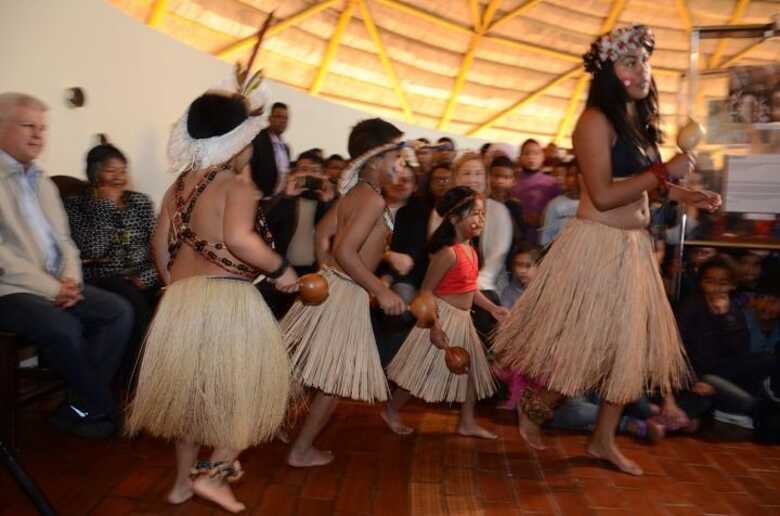 Crianças indígenas apresentaram uma dança para os visitantes. (Foto: Ernesto Franco)