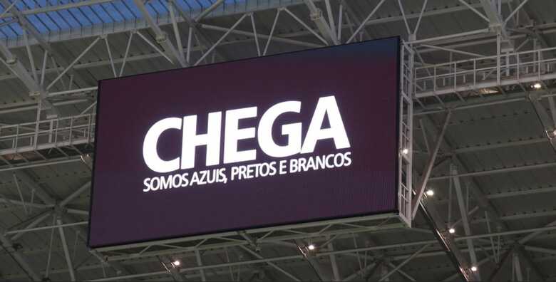Telão da Arena do Grêmio mostra mensagem contra o racismo. (Foto: divulgação/Grêmio)
