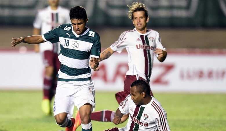 Chiquinho desarma Erik na partida entre Fluminense e Goiás pela Sul-Americana. (Foto: AFP Photo/Evaristo SA)