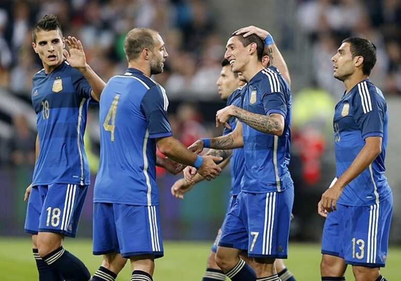 Jogadores da Argentina festejam um dos gols sobre a Alemanha. (Foto: Frank Augstein/Associated Press)
