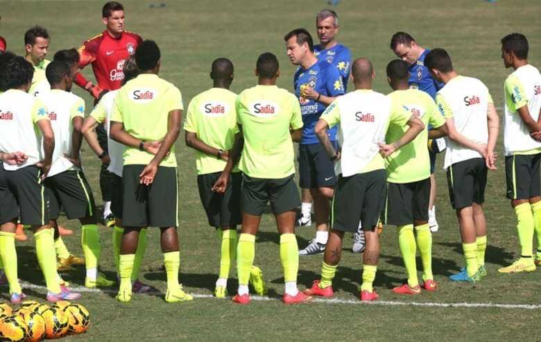 Com um grupo semelhante ao da Copa, Dunga tem a missão de recuperar a credibilidade e a confiança da Seleção. (Foto: Bruno Domingos/Mowa press)